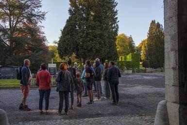 Photo des participants rassemblés en groupe devant le château de Jehay. Ils sont une vingtaine. 
