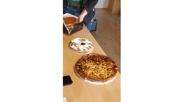 Photo de la tarte au riz, de la tarte au fruit et d'une troisième tarte en train d'être placée sur la table.